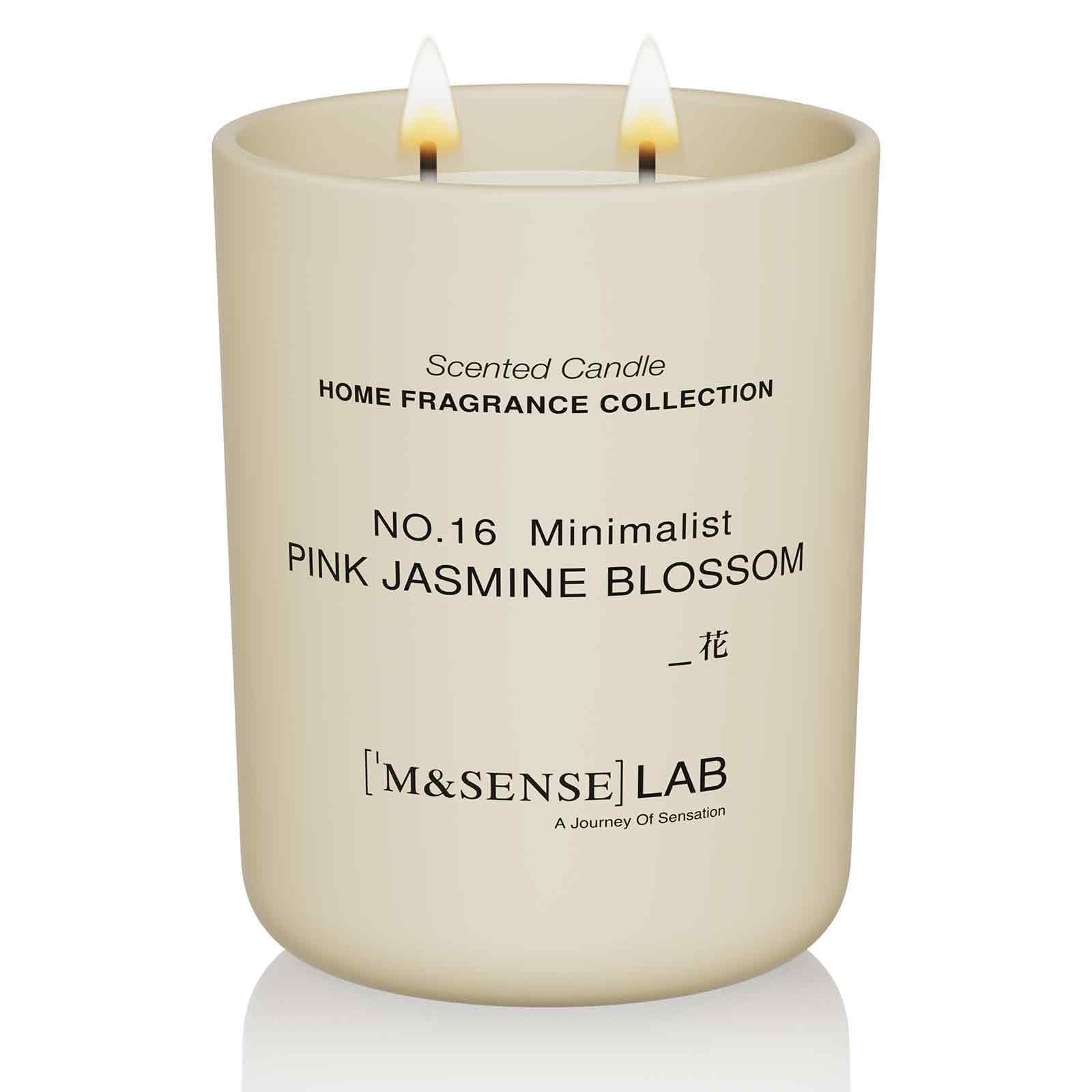 Bougie M&SENSE en cire de soja naturelle, parfum jasmin rose, ambiance apaisante.