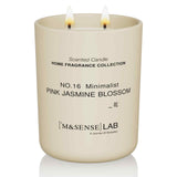 Bougie M&SENSE en cire de soja naturelle, parfum jasmin rose, ambiance apaisante.