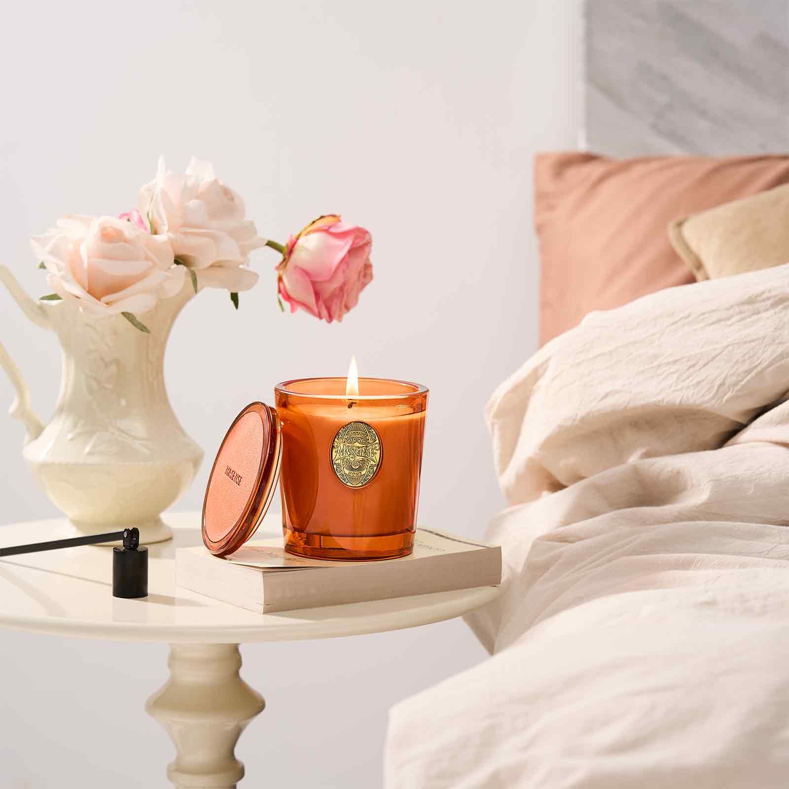 Bougie M&SENSE décorative, habille le salon avec élégance et fragrance équilibrée.