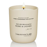 Bougie M&SENSE Rose & Lychee dans un verre minimaliste, ambiance chaleureuse.