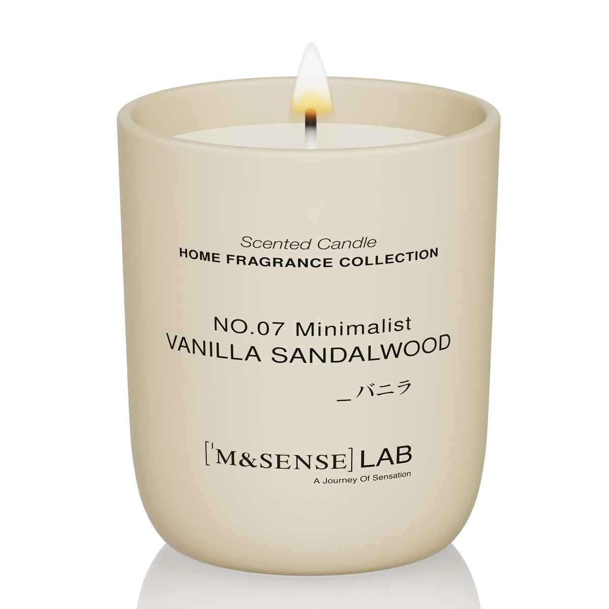 Bougie M&SENSE Vanille Santal dans un verre mat, ambiance chaleureuse.