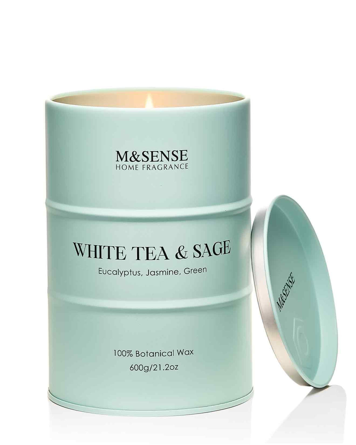 Bougie M&SENSE Thé Blanc-Sauge dans une ambiance lumineuse, lumière douce.