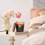 Décor Maison Élégant grâce à la bougie M&SENSE et son parfum subtil.