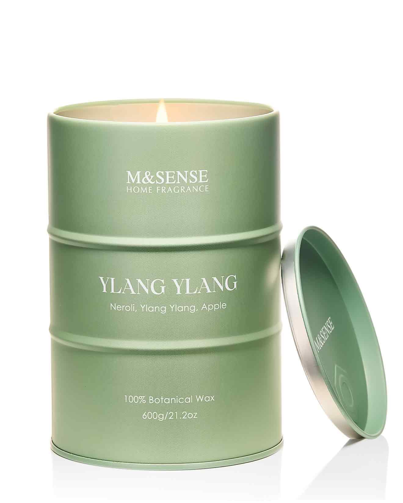 Bougie M&SENSE Ylang Ylang dans un récipient métallique, parfum enveloppant pour une ambiance détendue.