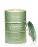 Bougie M&SENSE Ylang Ylang dans un récipient métallique, parfum enveloppant pour une ambiance détendue.