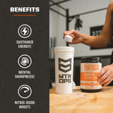 Verre rempli de MTN OPS Ignite Lite avec glace, énergie prête lors d’un entraînement.