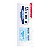 Emballage Mucinex sur fond neutre, mise en évidence de la marque.