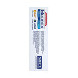 Bouteille Jour Mucinex Fast-Max posée sur planche, relief des symptômes au quotidien.