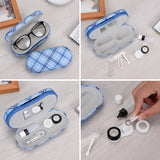 Design compact et portable de l’étui Muf bleu plaid pour lunettes et lentilles.