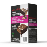 Main tenant une barre MUSASHI 90 g, collation pratique en déplacement.