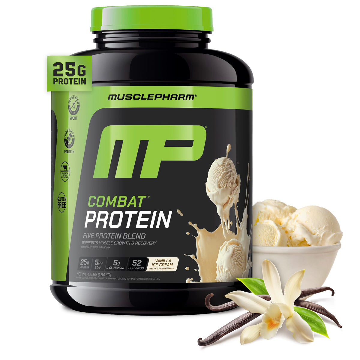 MusclePharm Combat Poudre Vanille dans un verre, prêt à mélanger après l'entraînement.