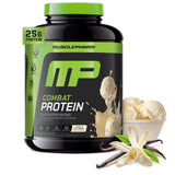 MusclePharm Combat Poudre Vanille dans un verre, prêt à mélanger après l'entraînement.