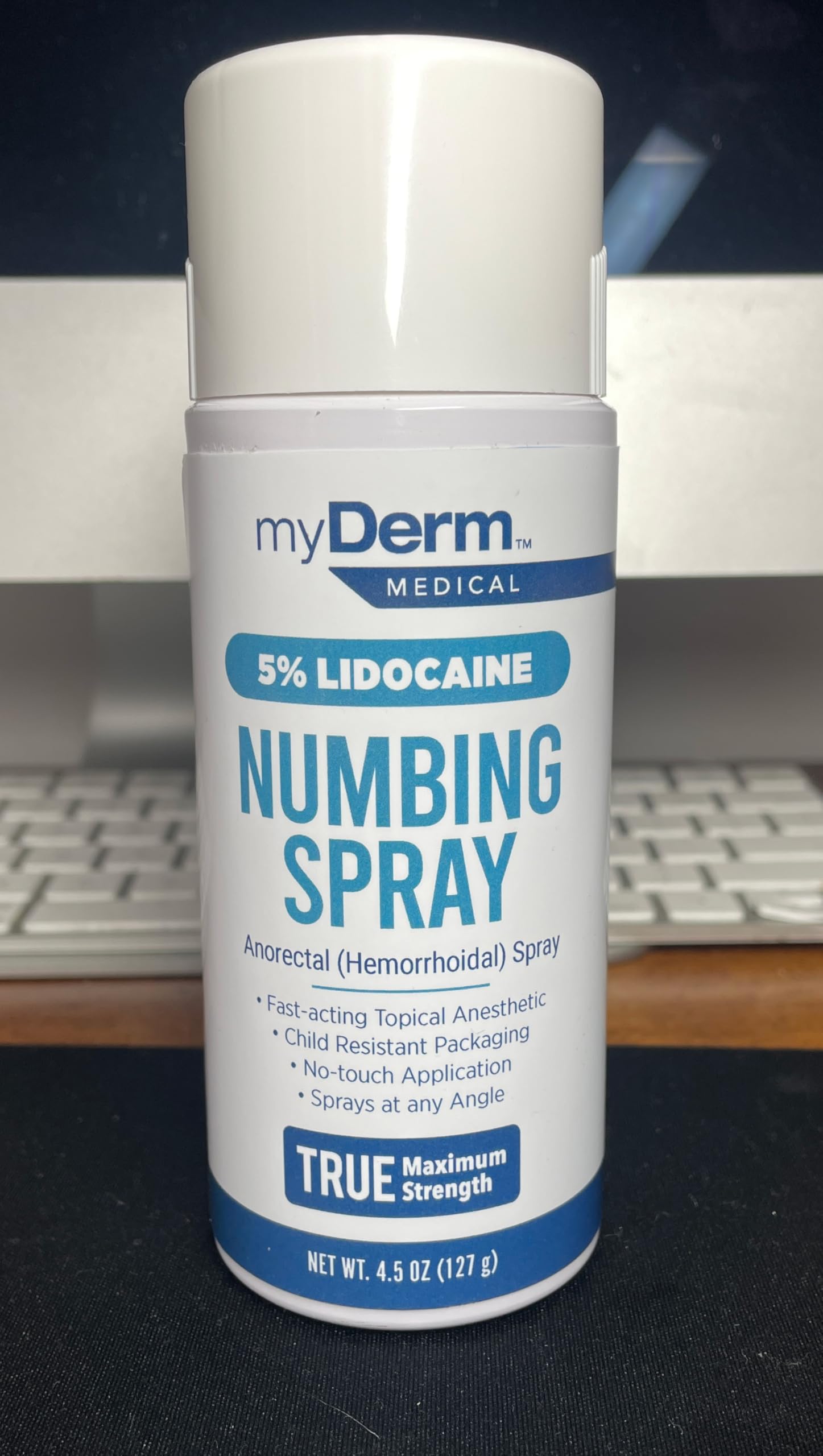Myderm Numbing Spray en action sans contact pour une application hygiénique.
