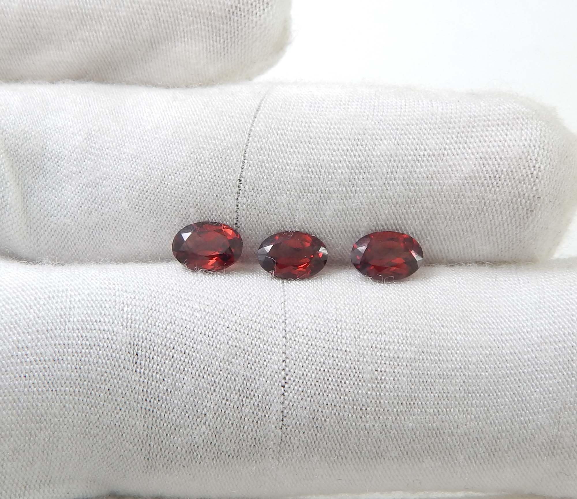 Myhealingworld Garnet oval 5x7mm coffret 3 pierres, cadeau artisanal.
