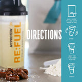 Myprotein Impact Whey Poudre caramel sel verse dans un verre et se mélange facilement