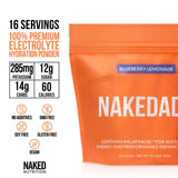 Verre d'eau avec Nakedade mélangé, boisson hydratante à la myrtille