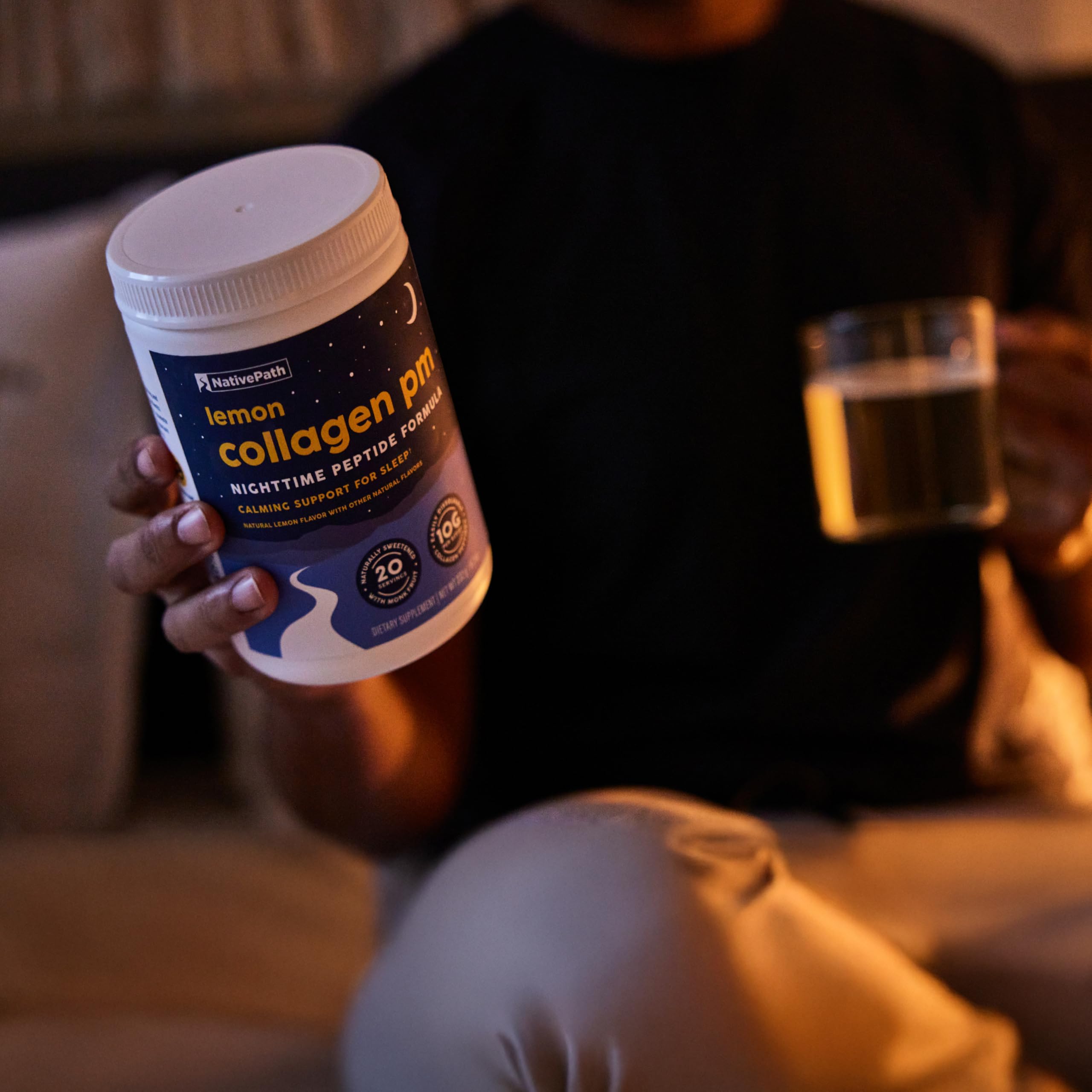 Verre de NativePath Collagen PM Lemon prêt à consommer dans votre routine nocturne