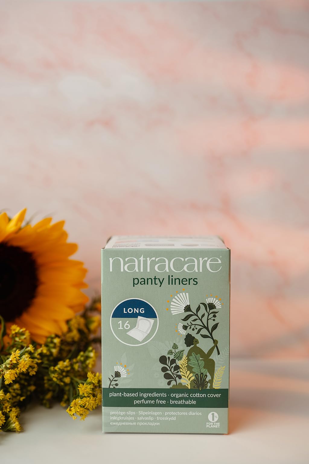 Natracare emballage écologique et protège-slips longs, coton biologique et cellulose naturelle pour douceur.