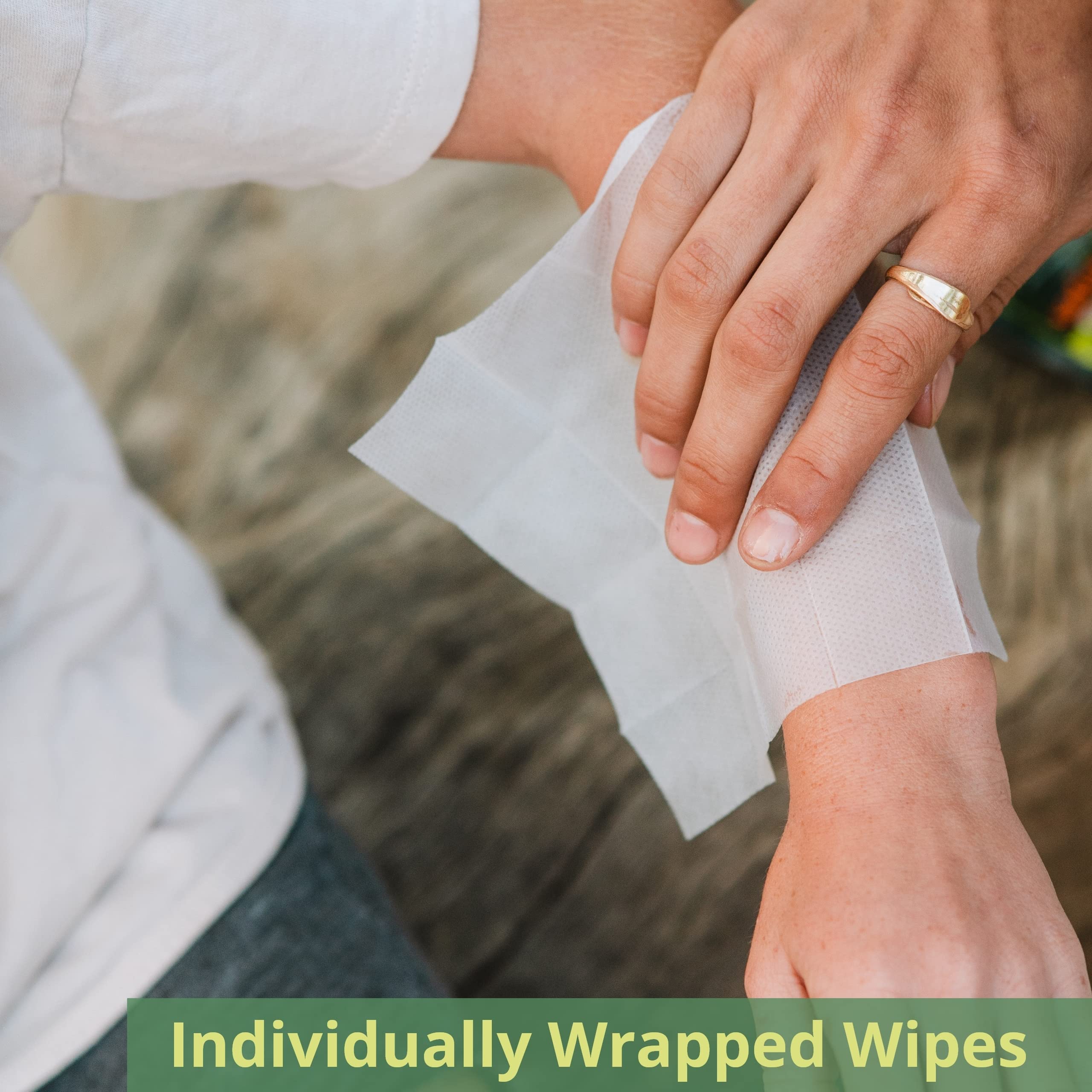 Lingettes Natrapel format voyage, pratique en bagage et randonnées.