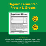 Natural Factors Greens – préparation simple dans un verre avec de l'eau pour soutenir votre routine quotidienne.