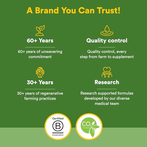 Natural Factors Pycnogenol – utilisateur tenant le flacon, usage quotidien pratique.