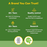 Natural Factors Pycnogenol – utilisateur tenant le flacon, usage quotidien pratique.