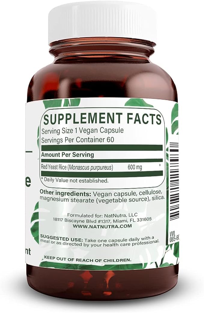 Capsules de Natural Nutra Extrait de levure rouge visibles dans une routine quotidienne.