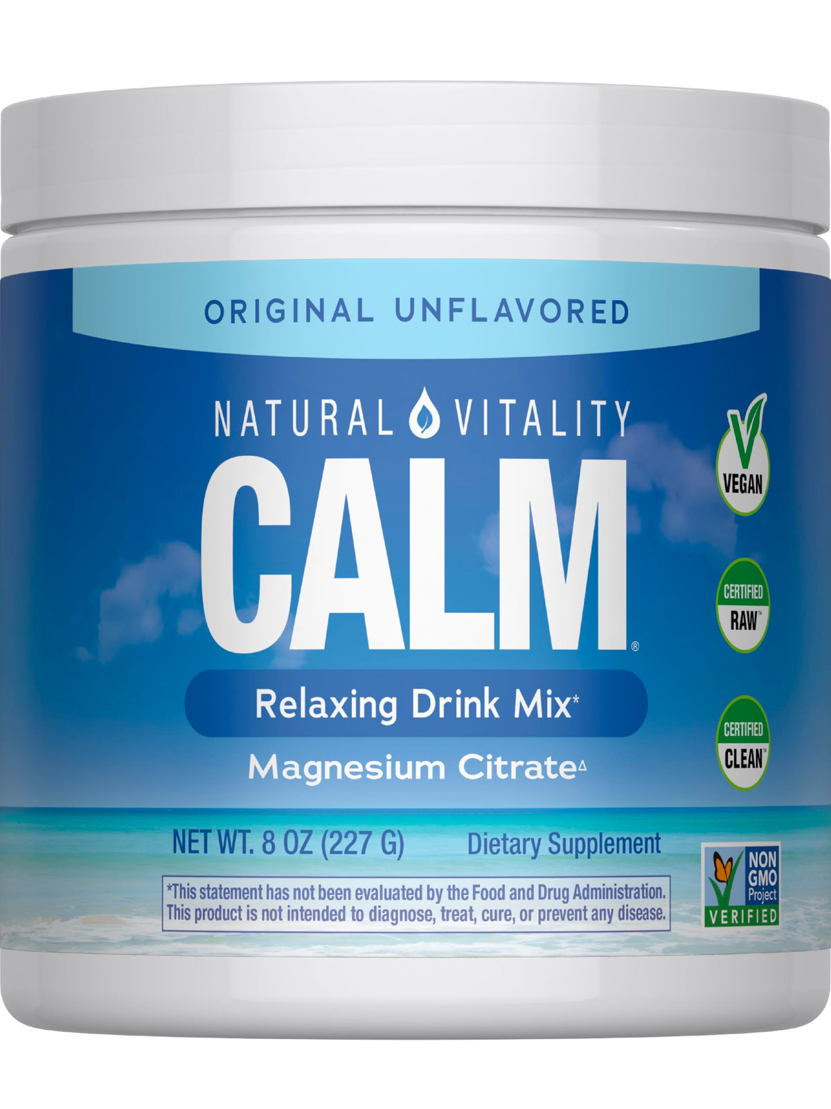 Natural Vitality MaxCalm : versement facile de la poudre dans l'eau pour une routine pratique.