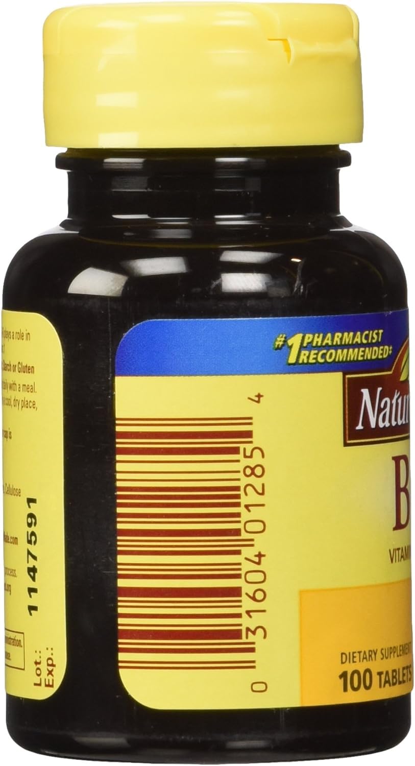 Nature Made Vitamine B-6, prête à être prise avec un verre d'eau.