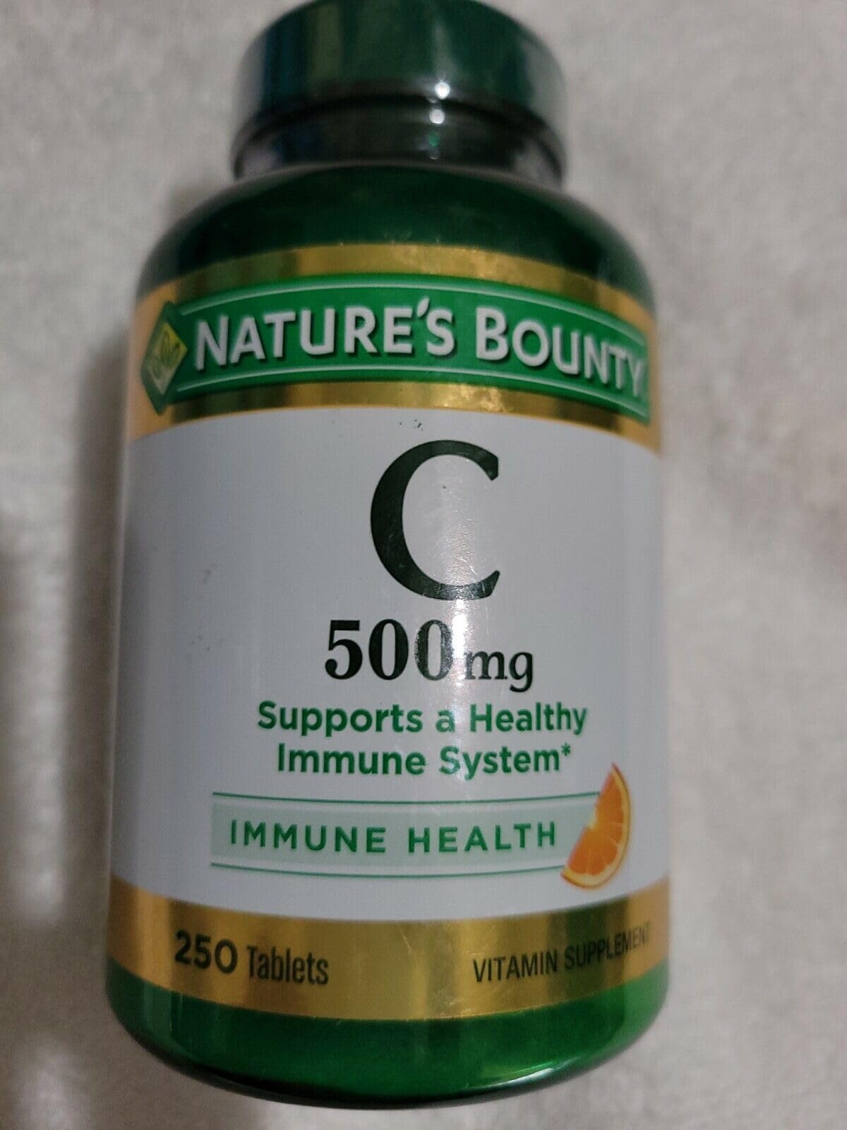 Vue rapprochée d'une prise de vitamine C 500 mg Nature's Bounty.