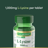 Tablettes Nature's Bounty L-Lysine 1000 mg dans la main, prise rapide.
