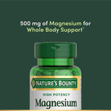 Nature's Bounty Magnésium, gros plan sur les comprimés enrobés, dosage 500 mg pour muscles et os.