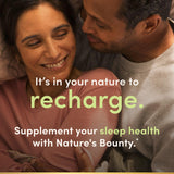 Nature's Bounty Mélatonine 10 mg, bouteille sur table de nuit dans un cadre reposant