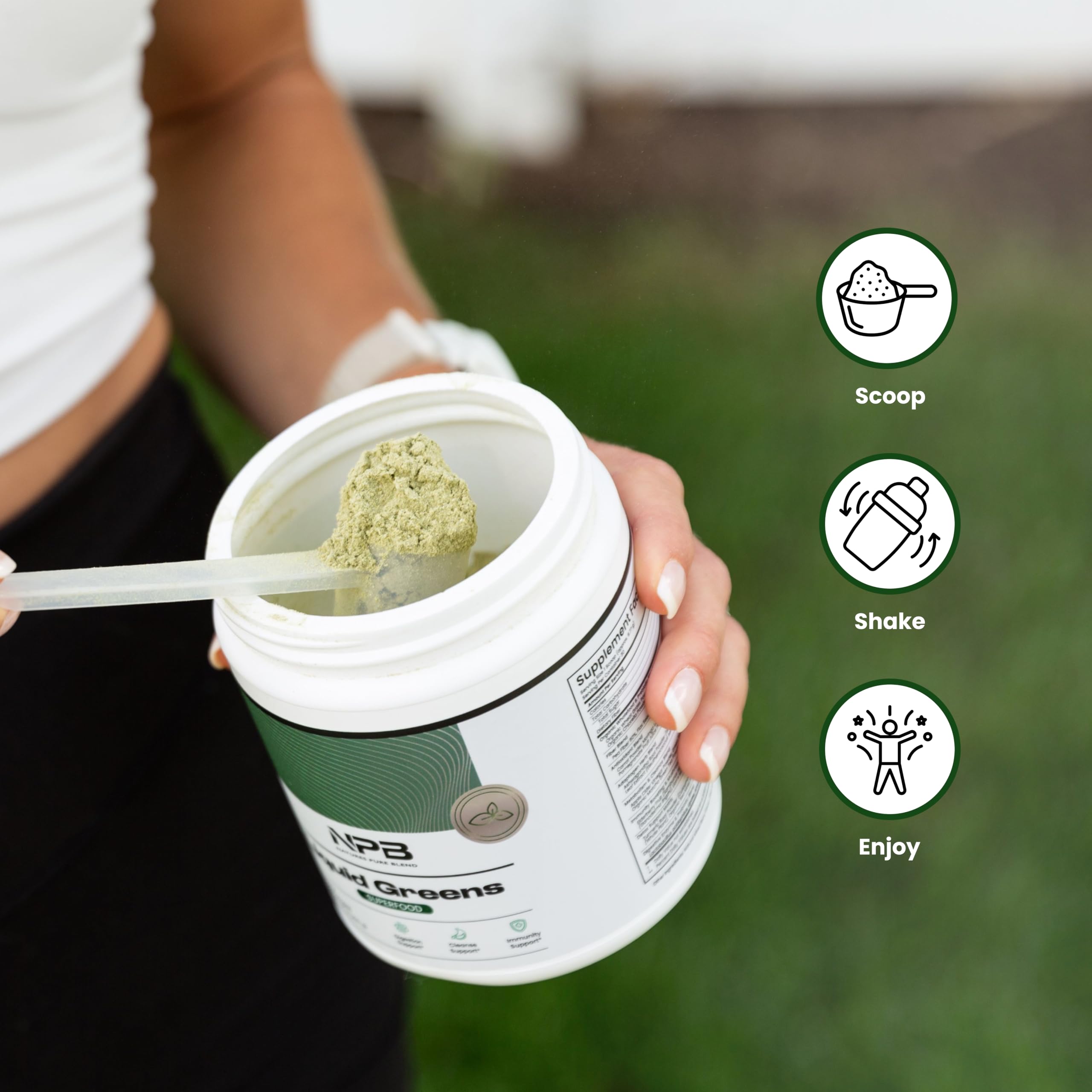 Verre contenant un jus vert au parfum Matcha-Framboise de Nature's Pure Blend.