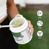 Verre contenant un jus vert au parfum Matcha-Framboise de Nature's Pure Blend.