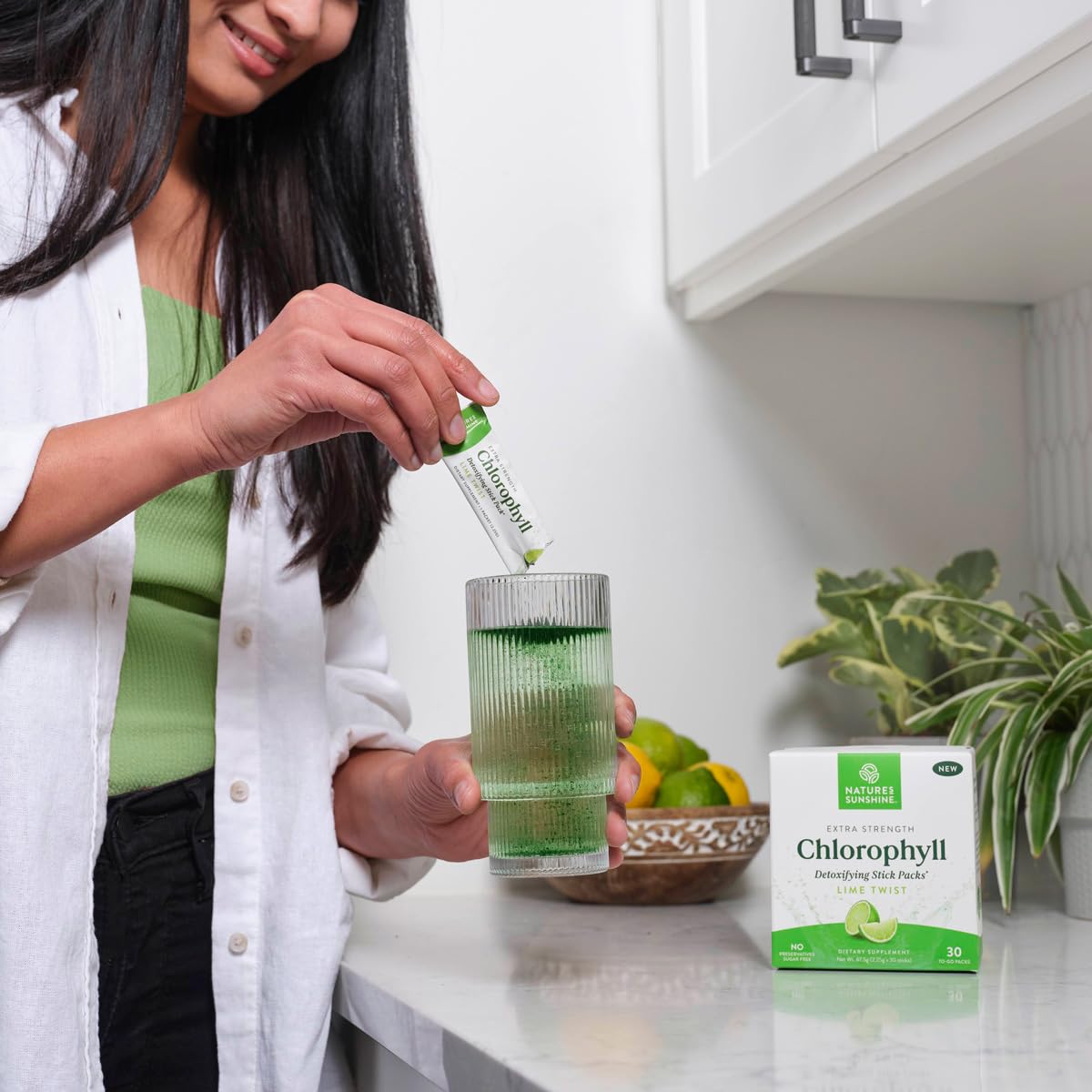 Nature's Sunshine Chlorophylle Stick Pack Lime Twist renforce le soutien immunitaire quotidien.