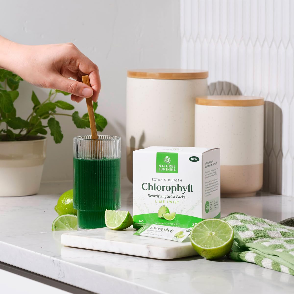 Nature's Sunshine Chlorophylle Stick Pack Lime Twist assure une fabrication écologique et solaire.