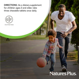 Enfant mange une gomme NaturesPlus Animal Parade au quotidien.