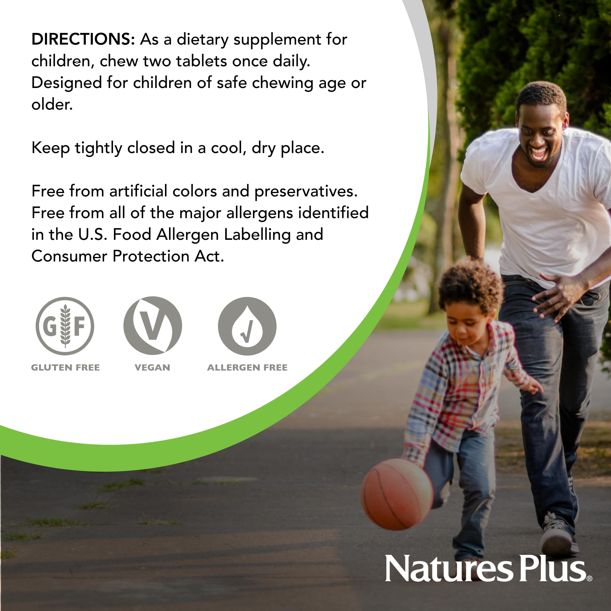 NaturesPlus Animal Parade – enfants heureux dégustent des gommes vitaminées et faciles à mâcher.