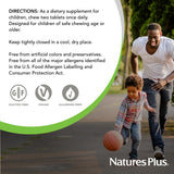 NaturesPlus Animal Parade – enfants heureux dégustent des gommes vitaminées et faciles à mâcher.