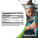 NaturesPlus D3-K2 — gros plan sur les capsules, formulation végétarienne et sans gluten.