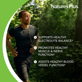 Nature’s Plus Potassium 99 mg, prise facile avec un verre d'eau pour l'utilisation quotidienne.