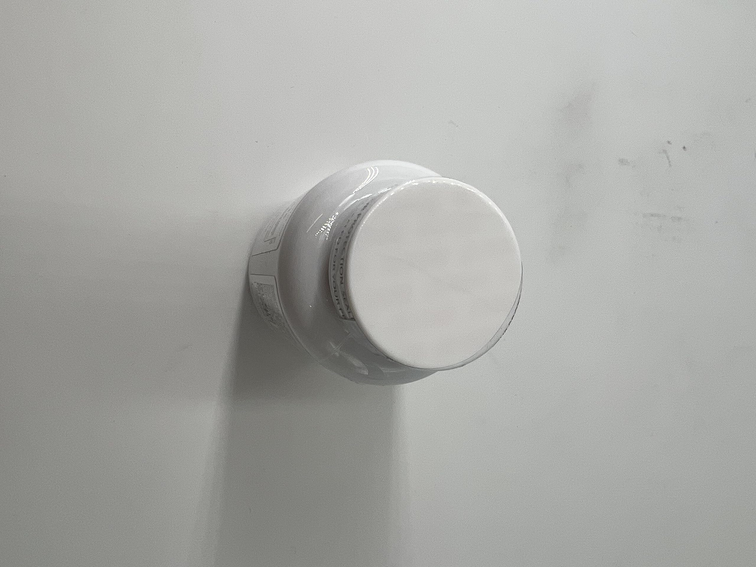 Utilisation quotidienne montrée avec un verre d'eau, NaturesPlus PRO Quercétine prête à être intégrée.