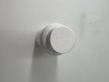 Utilisation quotidienne montrée avec un verre d'eau, NaturesPlus PRO Quercétine prête à être intégrée.