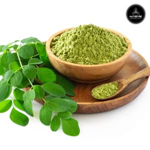 Poudre de moringa dans un smoothie, couleur verte naturelle