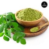 Poudre de moringa dans un smoothie, couleur verte naturelle