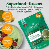 Poudre verte Navitas Organics Superfood+ Greens prête à être mélangée pour augmenter l’apport en légumes.