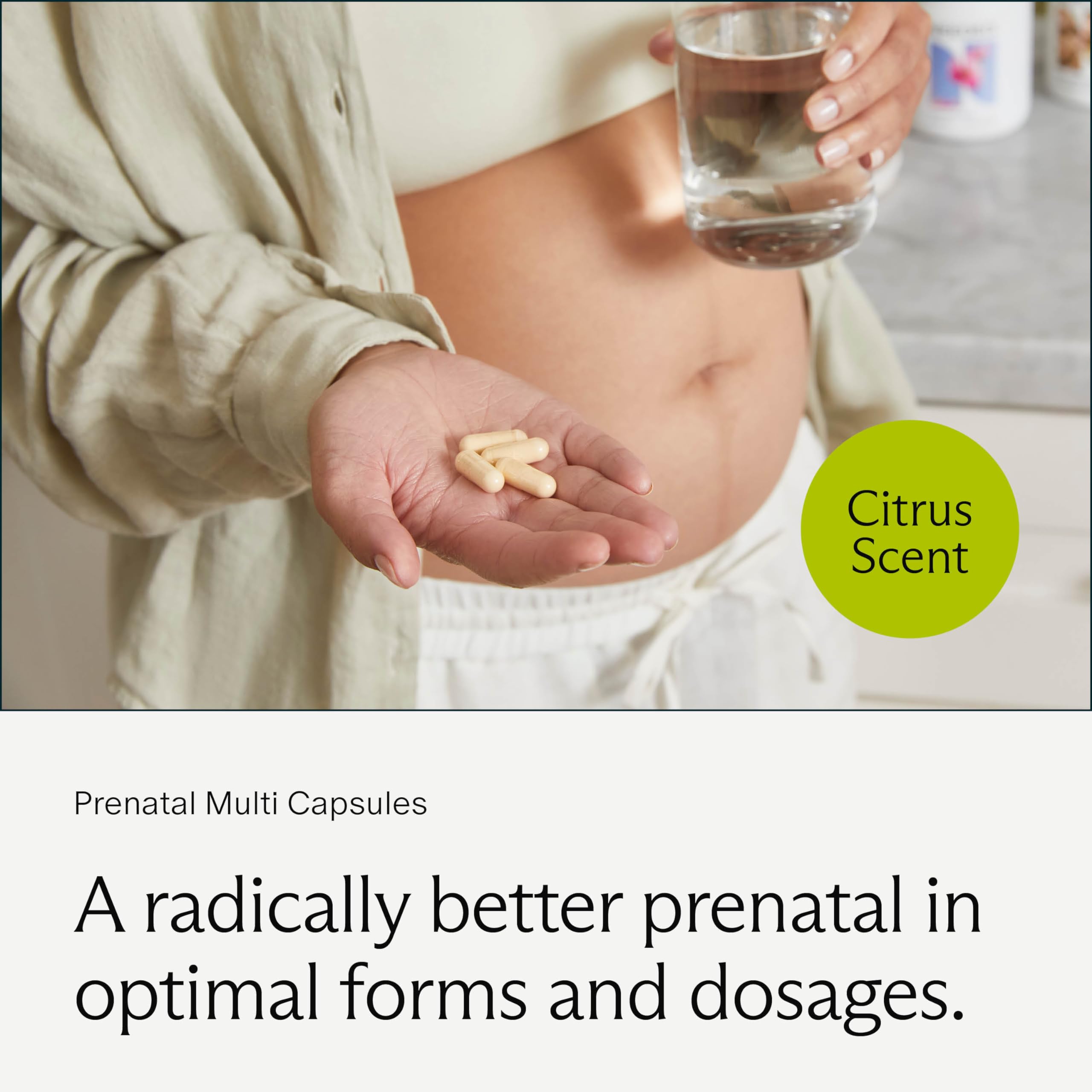 Needed Prenatal Multivitamin – capsules orange visibles, dose quotidienne simplifiée pour une nutrition cible.