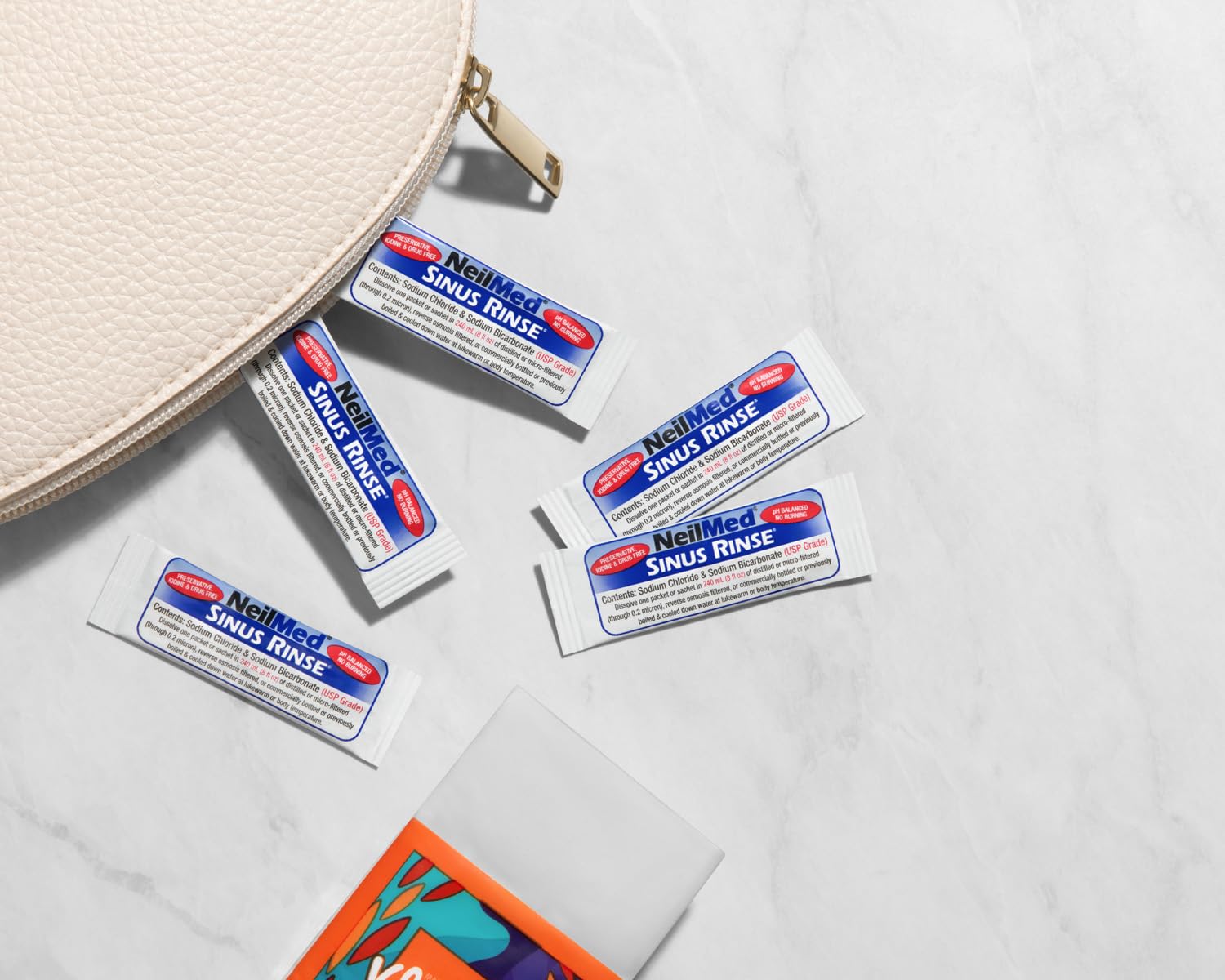 Utilisateur réalisant un rinçage nasal avec NeilMed Sinus Rinse au quotidien.