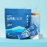 Mélange Nello SuperCalm dans un verre d'eau bleu coco, boisson apaisante